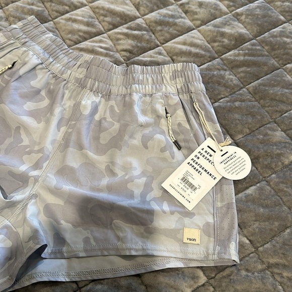 NWT 🏃♀️ Vuori | Dash Short - Pale Grey Camo - Picture 7 of 8